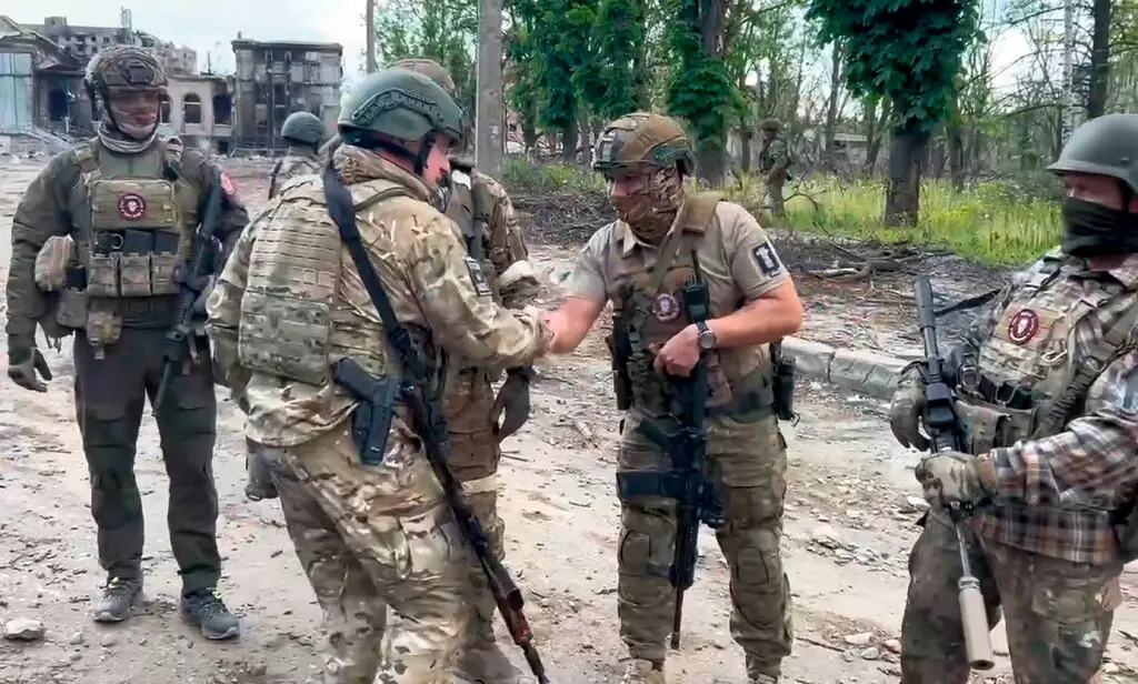 На знімку, опублікованому прес-службою засновника Вагнера Євгена Пригожина, він зі своїми бійцями в Бахмуті, Україна, в суботу.